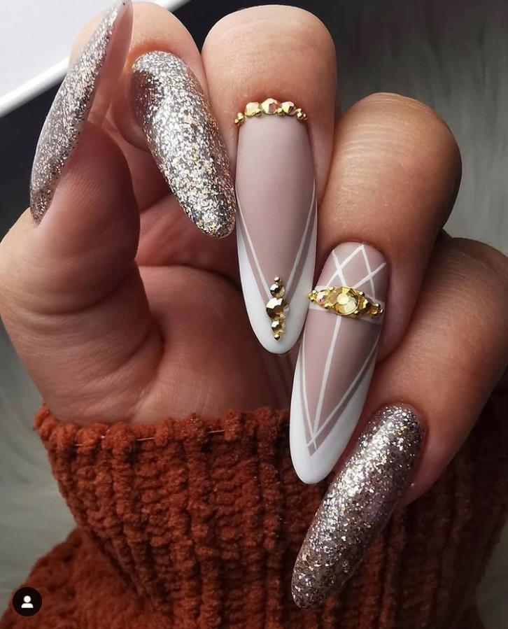 Clean and Minimalist Almond Acrylic Nail Styles are Popular in 2021