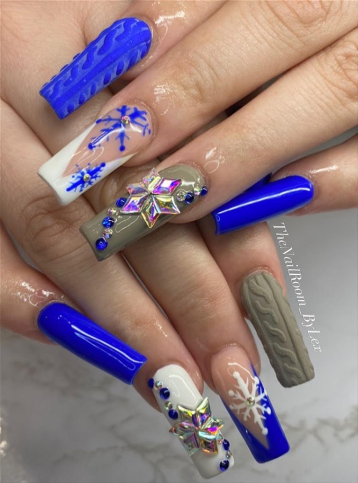 42 Elegant Christmas acrylic nails with snowflake nails - Lilyart