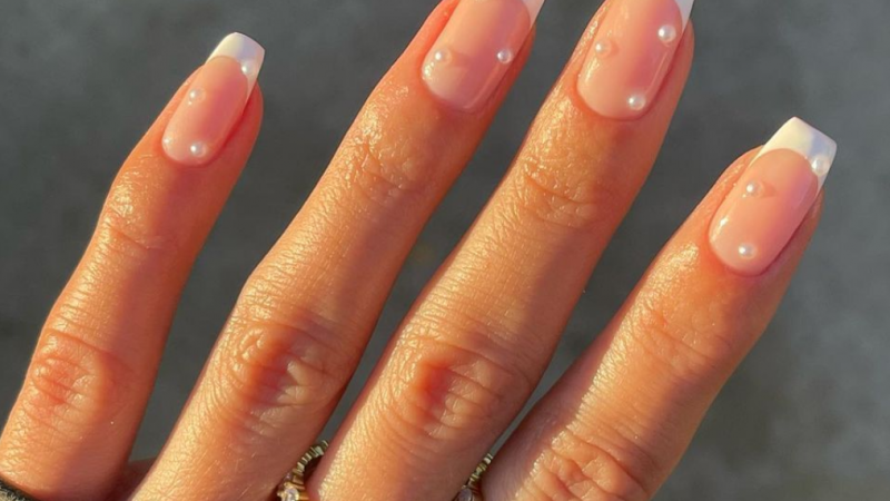23 Elegant pearl nails design for any occasion