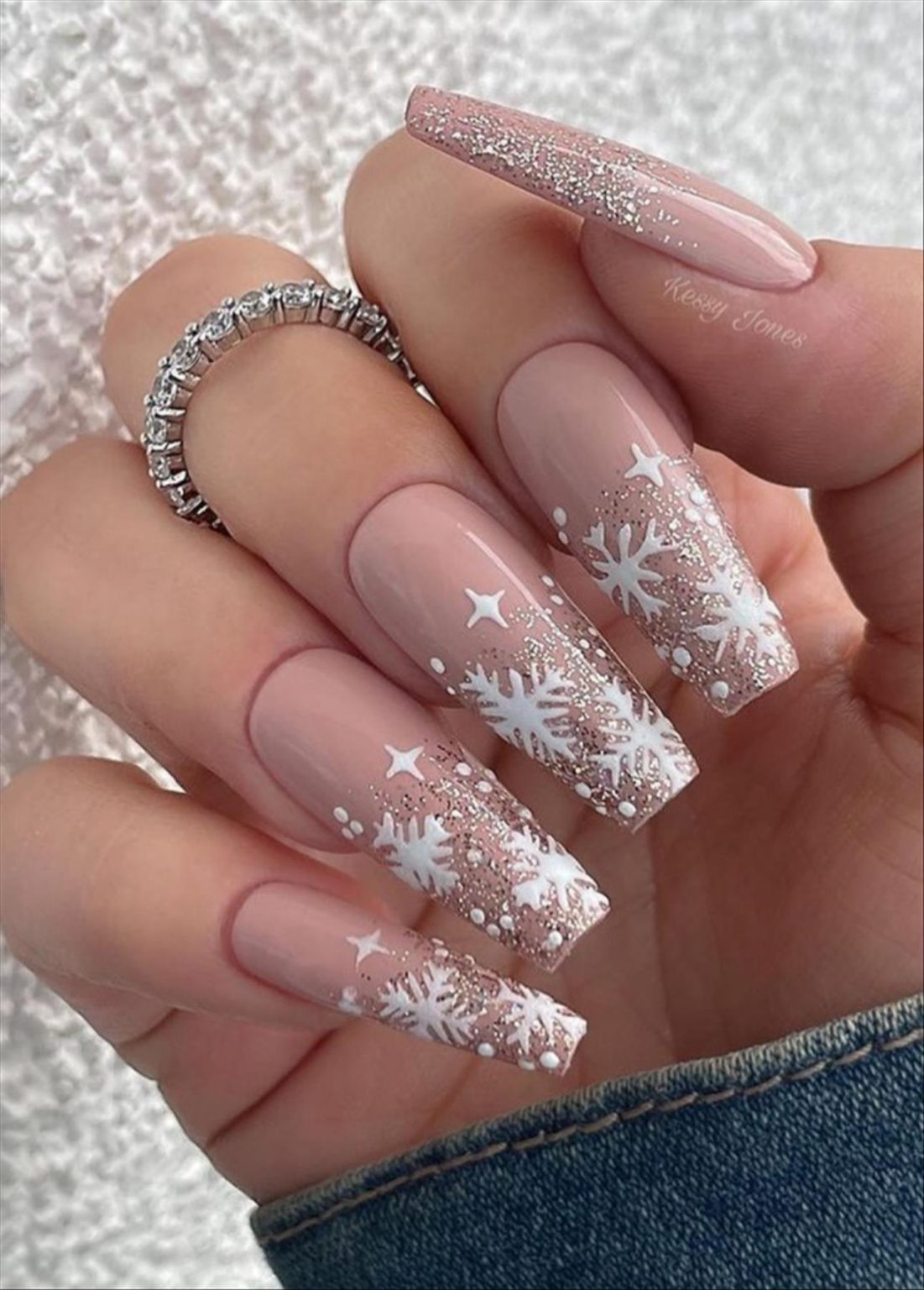 42 Elegant Christmas acrylic nails with snowflake nails - Lilyart