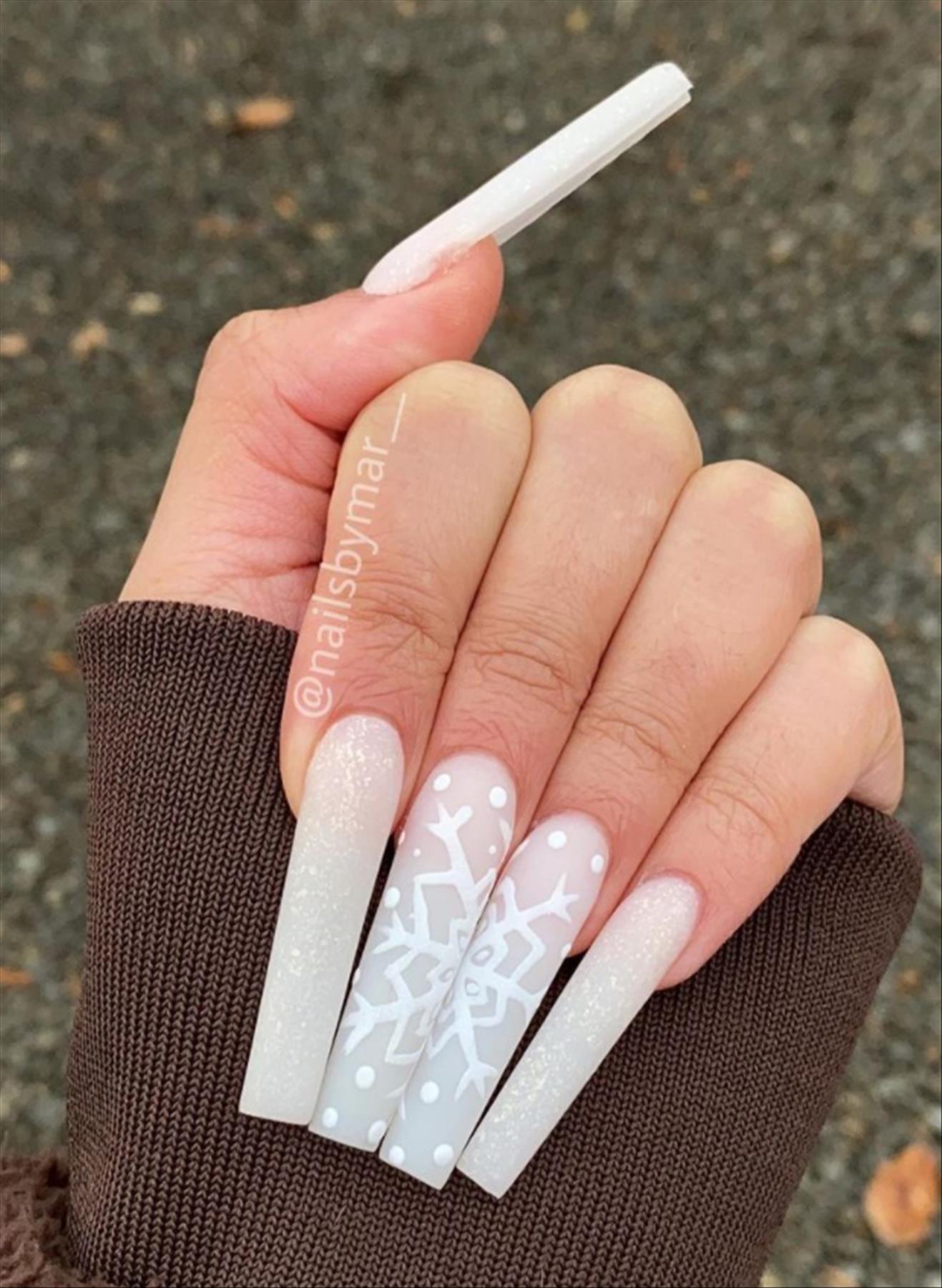Elegant Christmas acrylic nails with snowflake nails 