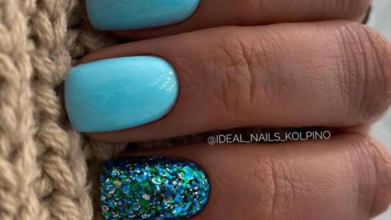 29 Glitter foil nails with short square nail shapes