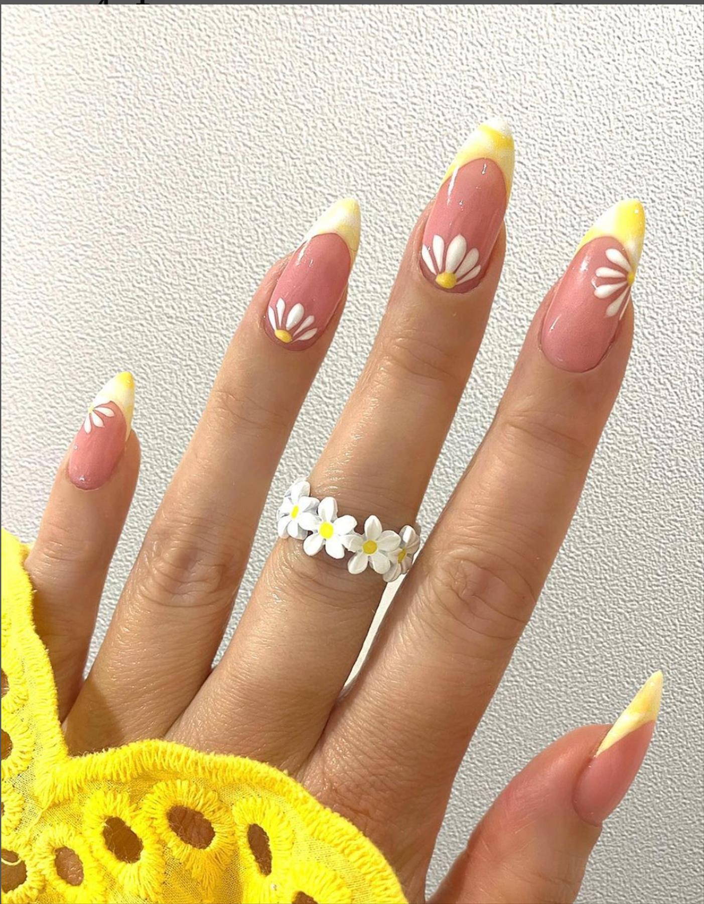 Chic Yellow Nail Designs to Light Up Your Spring Mani 2022 